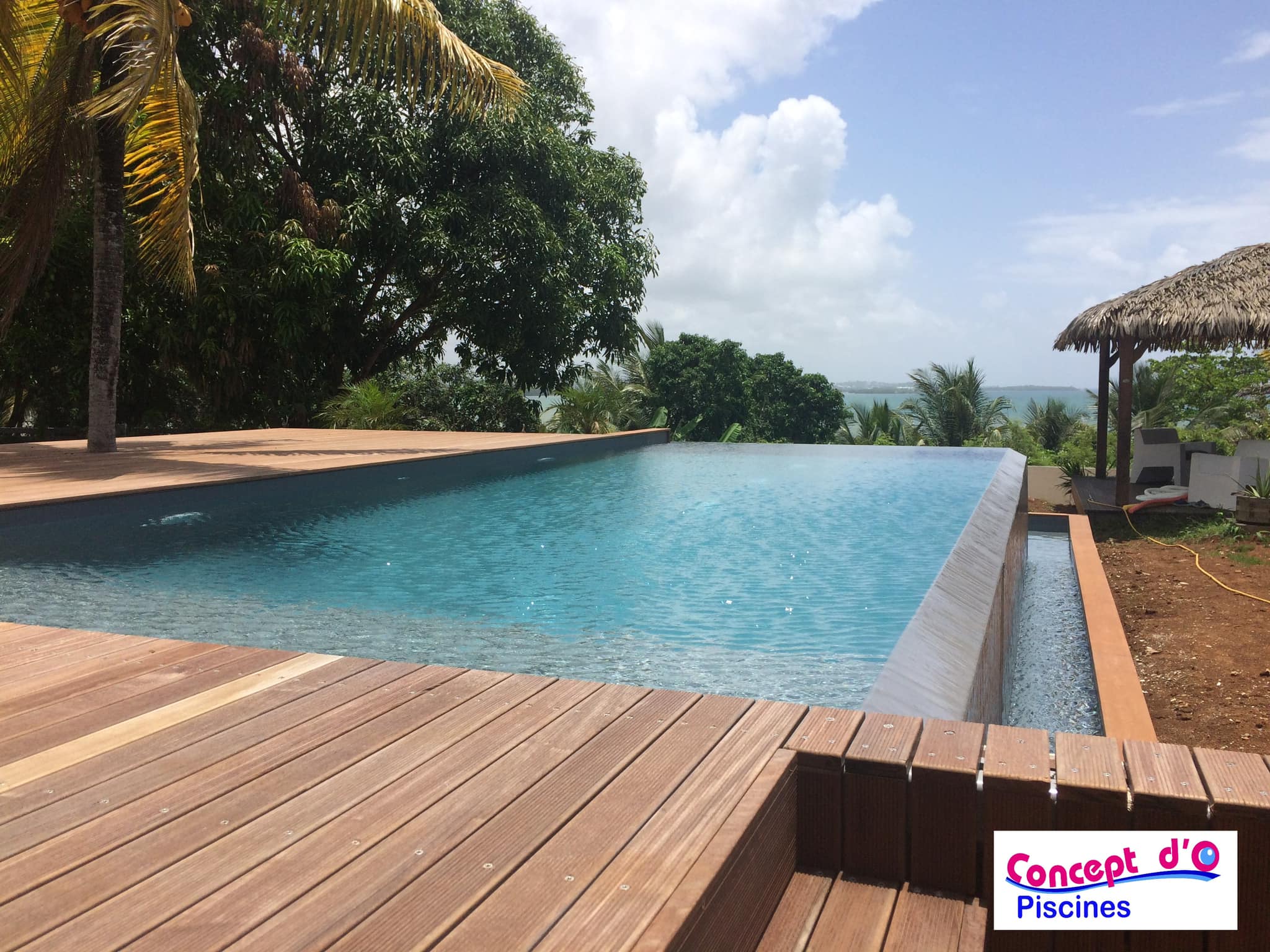 Piscine débordement vue baie