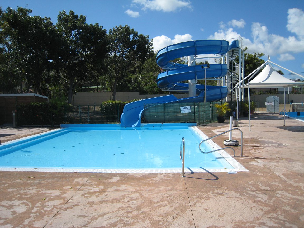 Piscine terrasse bois vue montagne